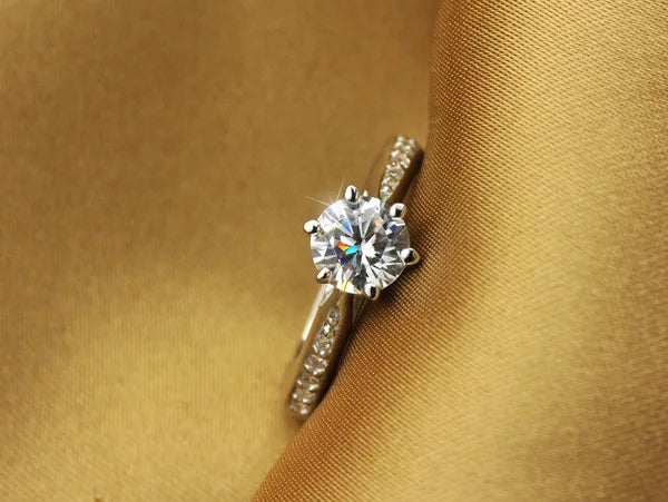 Luxury diamond ring